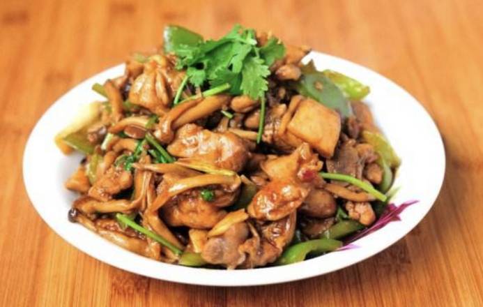 Pan-Fried Rice Noodles with Bean Sprouts and Mushrooms (蘑菇芽菜炒河)